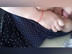 Na domácím videu dostává ztuhlá žena krém od cizince