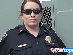 Bertiga antar-ras dengan polisi wanita gemuk yang cantik dan ereksi besar