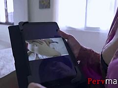 Video keluarga tabu: anak tiri tertangkap menonton film porno dengan Jessica Ryan