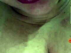 Una videochiamata con una hot MILF su WhatsApp porta a un orgasmo massiccio
