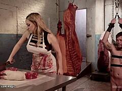 Klip kinky menunjukkan tukang daging MILF membentangkan penghantar dengan dildo