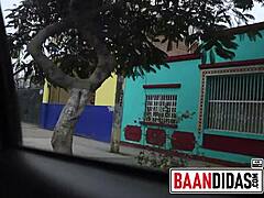 Η καυλιάρης κοκκινομάλλα και MILF Bandida πηδιέται δημόσια κατά τη διάρκεια μιας φωτογράφισης