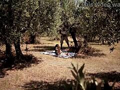 Gieri del Bello joacă într-un cuplu fierbinte în aer liber