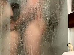 Двойка аматьори се отдават на горещ анален секс и мастурбиране във ваната