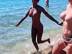 Amateur-Littleangel84 bekommt ihren Arsch mit einem Dildo am Strand in Cap Dagde fixiert