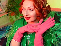 Η Arya Grander, μια κοκκινομάλλα MILF, σαγηνεύει και πειράζει σε ένα βίντεο φετίχ με ροζ γάντια