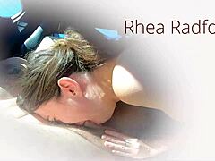 Sexo intenso com Rhea Radford, uma MILF tatuada, e seu brinquedo