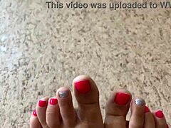 Solo masturbatie met schattige voeten