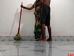 Зрелая индийская мама в зеленой сари грязнеет в гостиничном номере