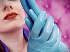 Ariana Grander, en MILF som är hungrig efter sperma, ägnar sig åt en sensuell asmr-session med nitrilhandskar och olja