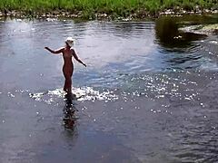 Руска възрастна жена се къпе гола на открито