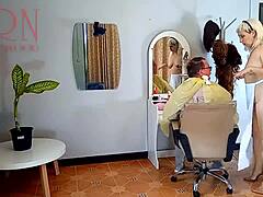 Соблазнительная парикмахерша принимает неожиданного клиента на нудистском курорте