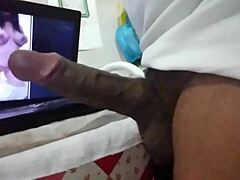 Uma mulher atraente exibe sua vagina atraente na câmera
