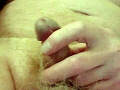 Ružovláska s chlpatým penisom dostane prsty v sólovom masturbačnom videu