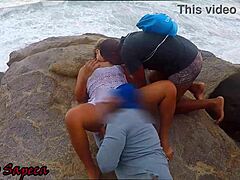 Amante et Cruz da Galera se salissent sur les rochers de la plage