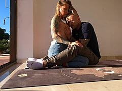 Amatör par engagerar sig i 69-ställning och omvänd cowgirl på golvet