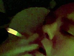 Abby, une femme séduisante, se comporte bizarrement avec sa grosse bite et fume