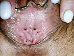 Europese MILF masturbeert in close-up