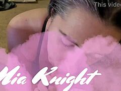Oglejte si, kako Mia Knight daje amatersko fafanje in močno ejakulira