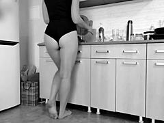 MILF brunetă primește fundul ei futut în bucătărie