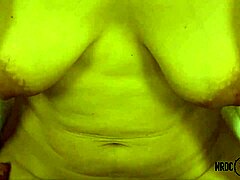 Se en moden dame stønne av glede mens hun viser frem sine slappe bryster i denne amatørvideoen