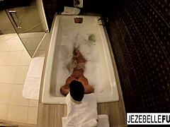 Jenzebelle mengikat payudara besarnya melantun semasa dia mandi