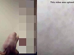 Mačeha se igra s zetom med videoklicem