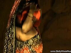 En smuk brunette fra Bollywood giver et sensuelt danseshow