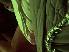 MILF japonesa recebe uma massagem sensual com um grande pau e faz sexo