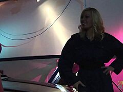 Blond MILF s velkými prsy je po kouření šukána automechanikem s dildy