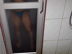 Smyslná milfka předvádí své mokré nohy, když má v sauně dvojitou penetraci