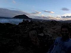 Spændende video af en ung pige, der giver et blowjob på klipperne ved havet