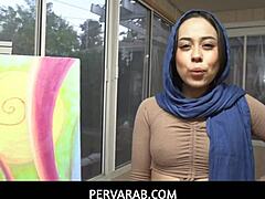 Polbrata seksa z Dania Vegax, ki nosi hidžab