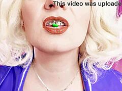 Blond MILF i latex bliver slem med ASMR og nylons