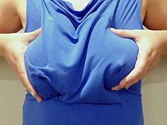Bir gömlekli kadın büyük göğüslerin şehvetli sütlenmesini yapıyor