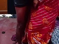 Μια Ινδή με μεγάλα βυζιά δέχεται και γαμιέται δυνατά στο σφιχτό μουνί της