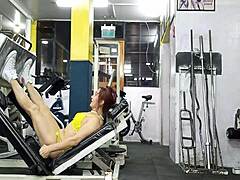 MILF sexy com pernas musculosas para um treino quente