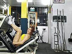 MILF fierbinte cu picioare musculoase pentru un antrenament fierbinte