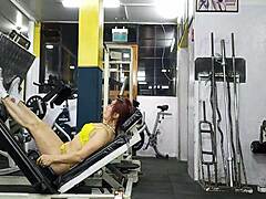 Hot MILF med muskulösa ben för en ångande träning