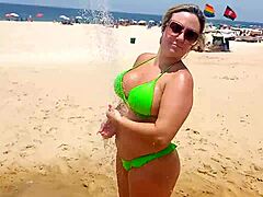 Blonde MILF ejaculeert op Copacabana Beach