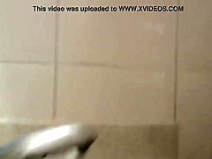 Seks oral luar ruangan dengan ibu tiri dan anak laki-laki di kamar mandi di Camsluttygirls