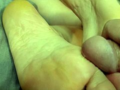 Masaje de pies pervertido y juego de semen en porno HD