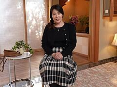 Mina Matsuokas, poročena ženska, prvič doživlja prsni seks in dojenček