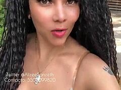 아마추어 MILF 인 Alizee Sanzeth은 포르노 비디오에서 그녀의 자연스러운 가슴을 과시합니다