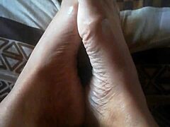 Disfruta de la belleza de los pies negros en un video fetichista sexy