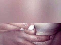 Amateur con una gran polla se masturba en un video casero