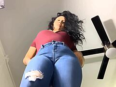 뚱뚱하고 구부러진 MILF의 독점 비디오