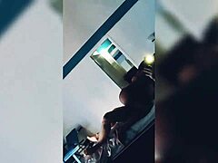 O tânără fată indiană este pătrunsă de cocoşatul şefului ei într-o cameră de hotel