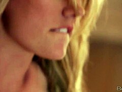 Prirodzené prsia Bretta Rossisa skákajú v porno videu s vysokým rozlíšením