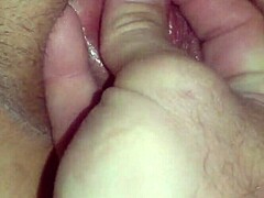 Una MILF con grandes pechos recibe un creampie de un hombre amateur